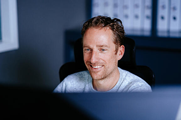 man-achter-pc